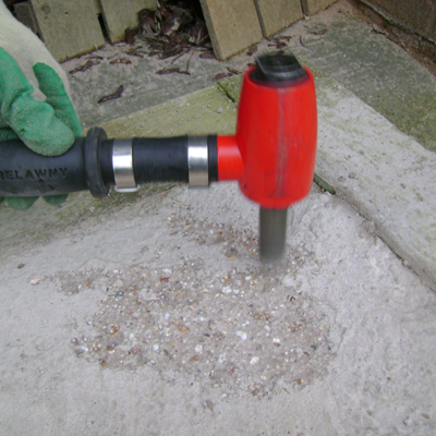THE SH1 ANd VL SH1 SINGLE HEAd SCAbbLERS ARE THE IdEAL TOOLS fOR ROUGHING ANd PREPARING CONCRETE IN SmALL AREAS
SUCH AS CONCRETE jOINTS. The VLSH1 low vibration model helps reducing the risk to operators of vibration related injuries. Available from Spee
