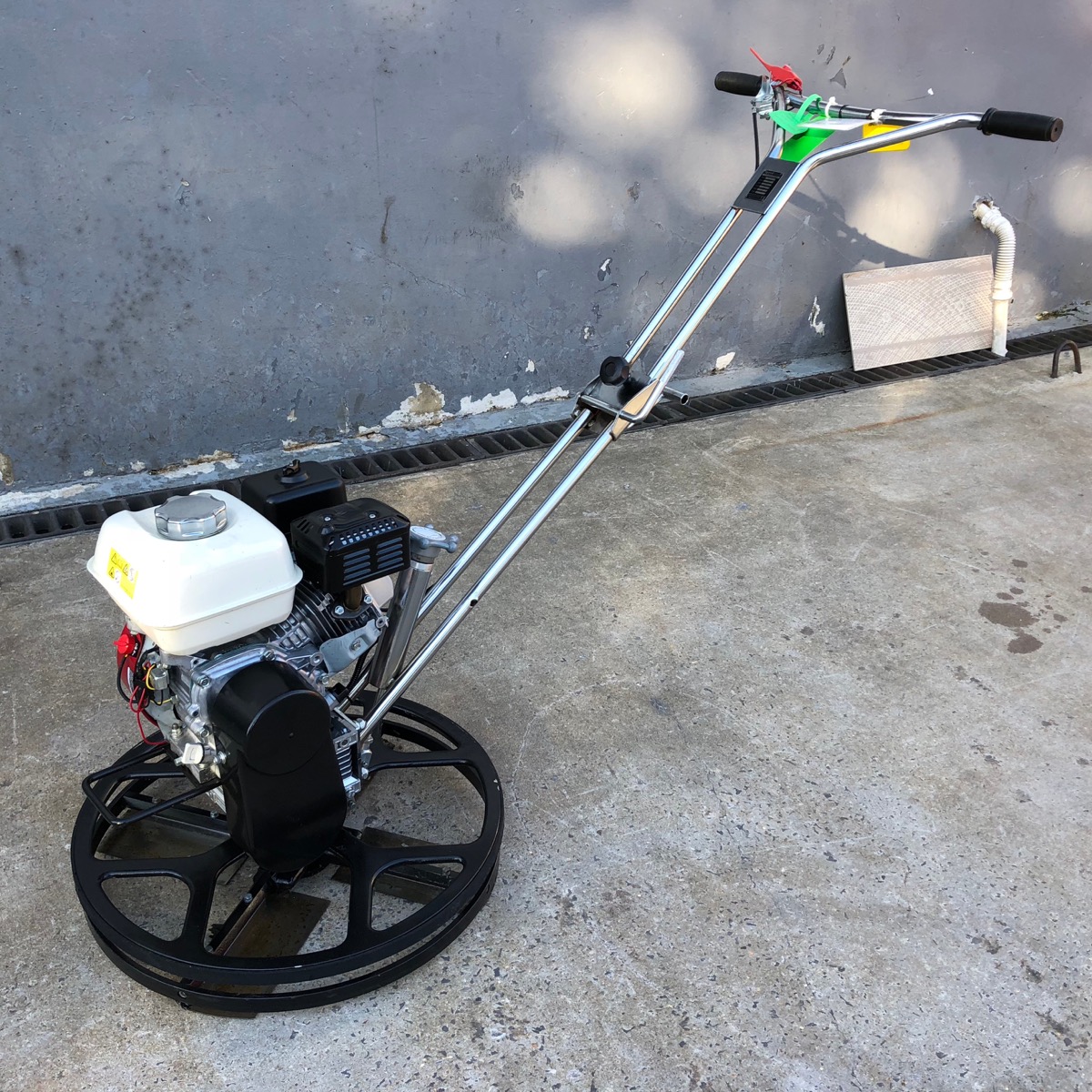 For edge power floating, the Moskito 24 is a manual starter petrol Honda engine. Avail to hire from Speedcrete, United Kingdom. Concrete flooring specialists.