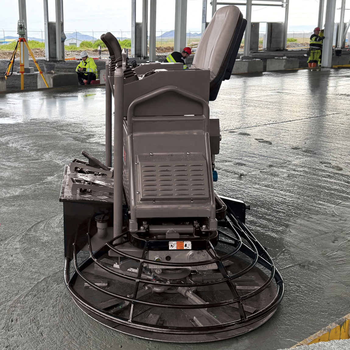 Concrete finishing and levelling power trowel. This five blade hydraulic machine is supplied by Speedcrete for concrete professionals in the United Kingdom.