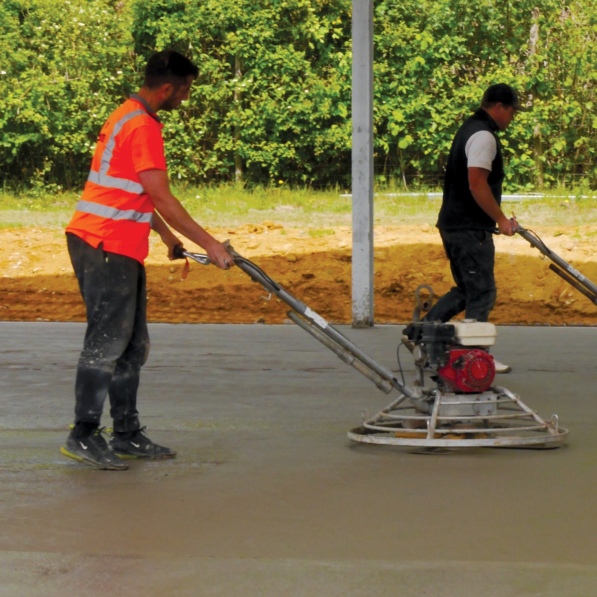 Walk-Behind power trowel ø 900 mm with 4 blades, ideal for finishing medium-sized surfaces. Allows the incorporation of hardeners for troweling and smoothing fresh concrete. Extremely well-balanced for optimal smoothing. Also available with 5 blades. Avai