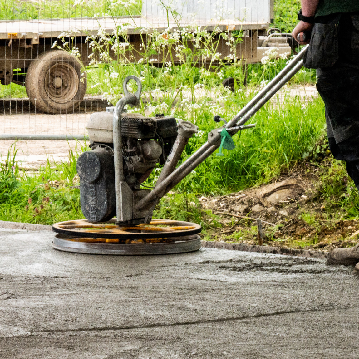 Barikell pedestrian floats are a trusted manufacturer of concrete levelling equipment based in Italy. Edging trowels are used by concrete professionals to perform in tight areas. Available to hire or buy from Speedcrete, United Kingdom.