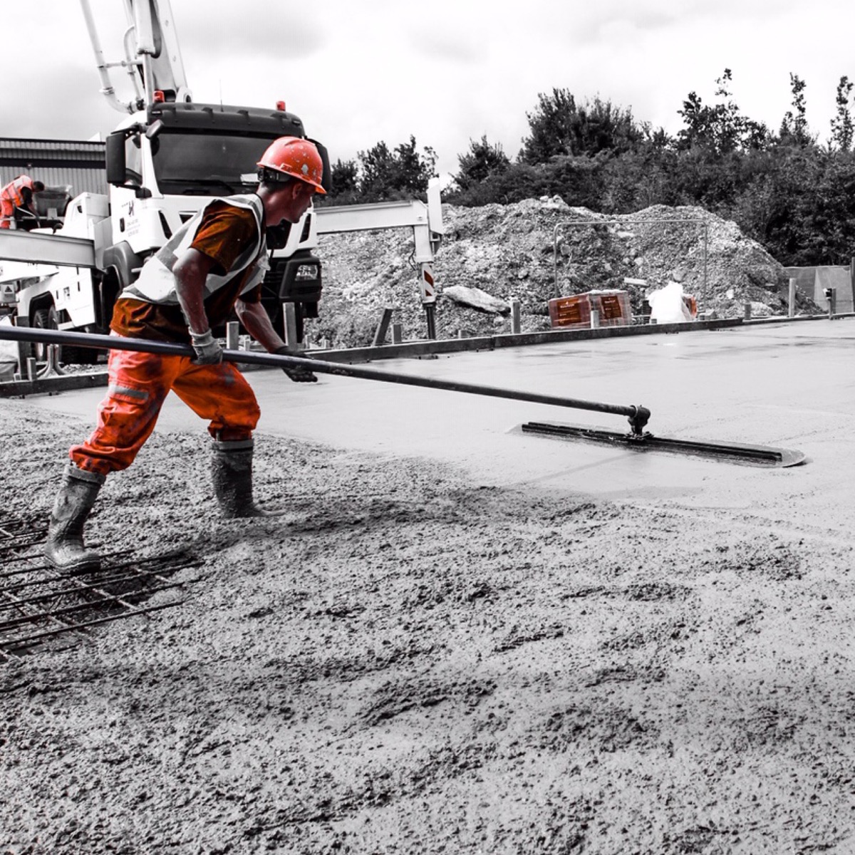 The Big Blue concrete finishing blade is used by concrete finishing professionals to smooth the surface via the use of snap handles and a tilt action mounting knucklehead. Speedcrete, United Kingdom.