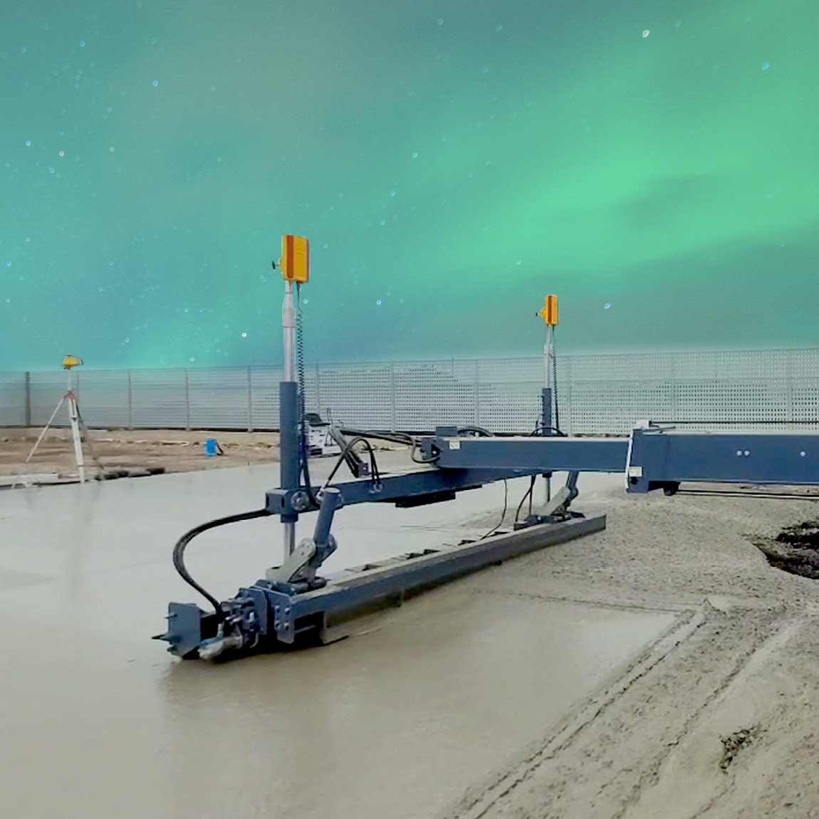 The telescopic boom of the YZS2-4 is a key feature with a reach of 5.5meters (18ft). With an advanced remote control system for hand-held application. This vibratory laser controlled boom screed.