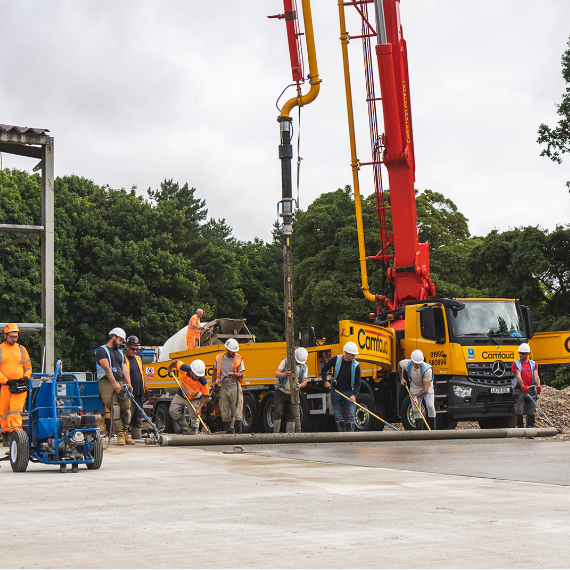 The Bunyan Roller Striker runs across the form to level concrete. This hydraulic powered machine allows concrete professionals to quickly place concrete within the slab. Exclusively available in the United Kingdom via Speedcrete.