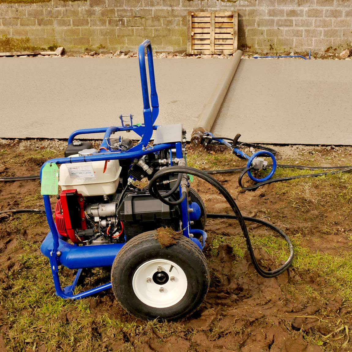 Bare-end Tube available in various lengths for levelling concrete. This 6 inch diameter tube is used with Bunyan Roller Strikers. Supplied in the United Kingdom via Speedcrete.