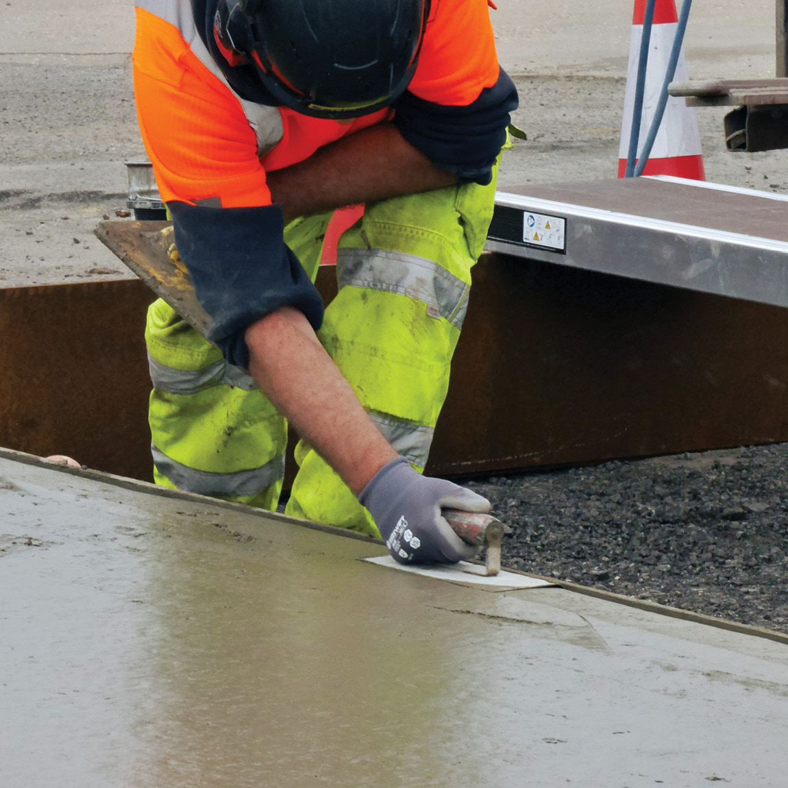 Make a curved edge on your concrete project with this finishing tool made by Kraft Tool CO. This tool prevents edge cracking and is supplied via Speedcrete, United kingdomm.
