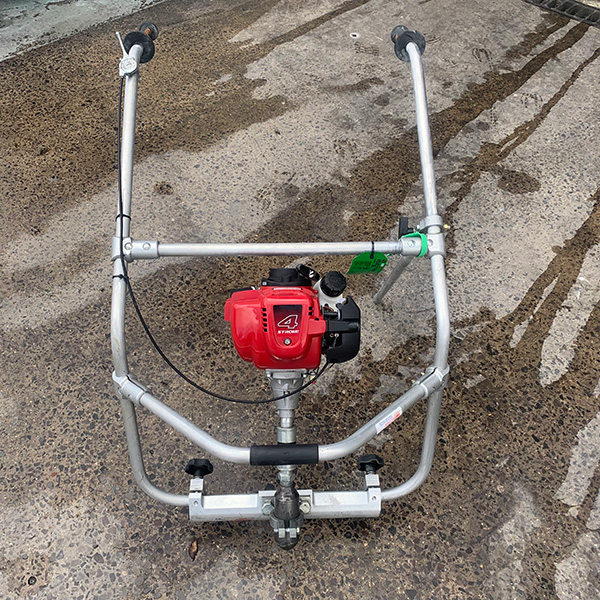 Multivibe petrol screed for sale. This concrete levelling tool consolidates the concrete via a magnesium floating bar. Available to purchase from Speedcrete, United Kingdom.