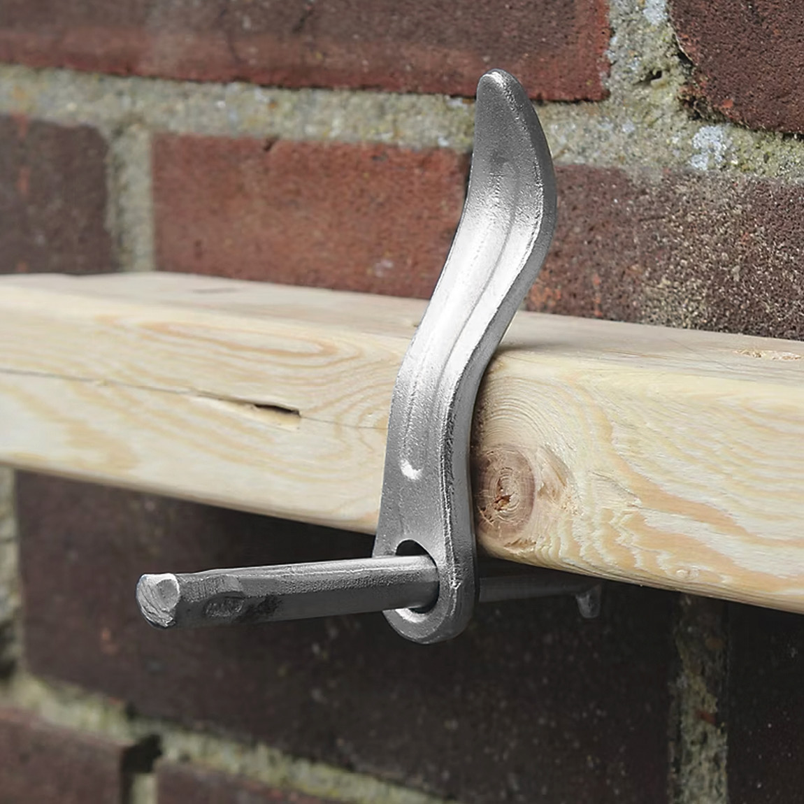 Dutch pins are used by plasterers and bricklayers to temporarily hold wooden battens, profiles or feather edges in place. Also known as a spare man, extra man or masonry clamp, this simple tool is easy to use. The pointed end of the shank can be hammered 