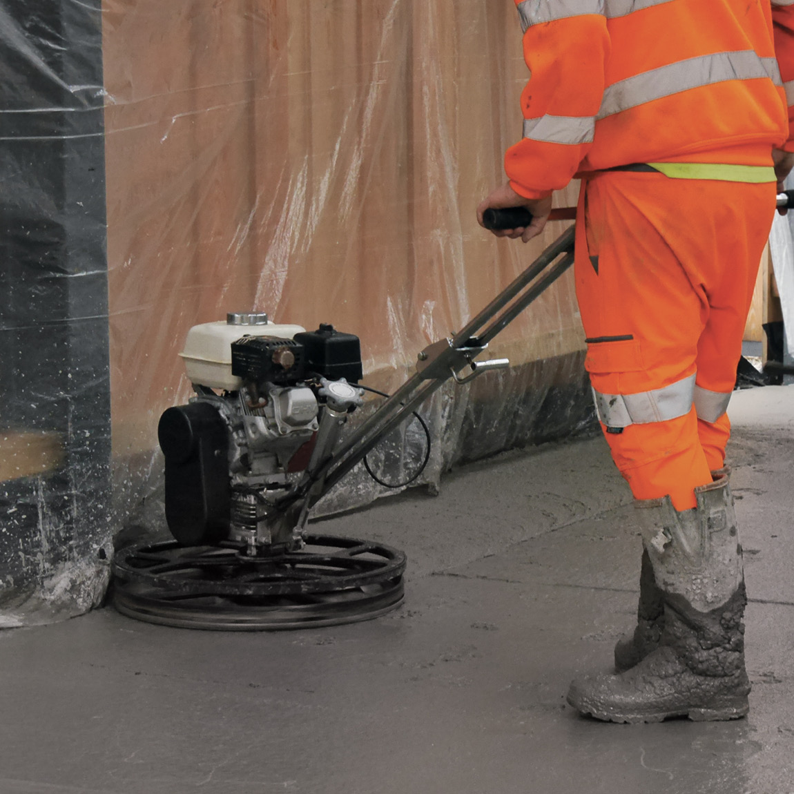 Speedcrete Edging Power Trowel The Speedcrete Edging Power trowel is a 24"/600mm diameter concrete power float designed for finishing concrete against up-stands and walls. Available from Speedcrete, United Kingdom.