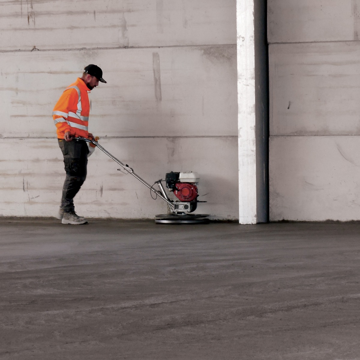 Speedcrete Edging Power Trowel The Speedcrete Edging Power trowel is a 24"/600mm diameter concrete power float designed for finishing concrete against up-stands and walls. Available from Speedcrete, United Kingdom.