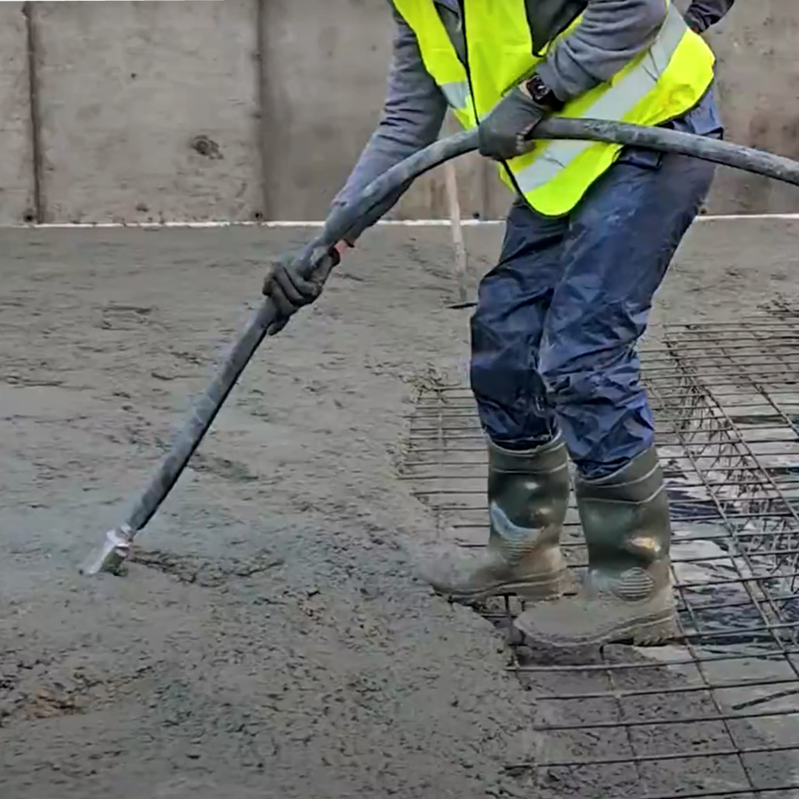 The Spyder E-BATT is the lightest battery-powered vibrator on the market in its segment. In addition, it can be used both with a backpack and with a strap, which makes it easier to handle and ergonomics. Available from Speedcrete, United Kingdom.