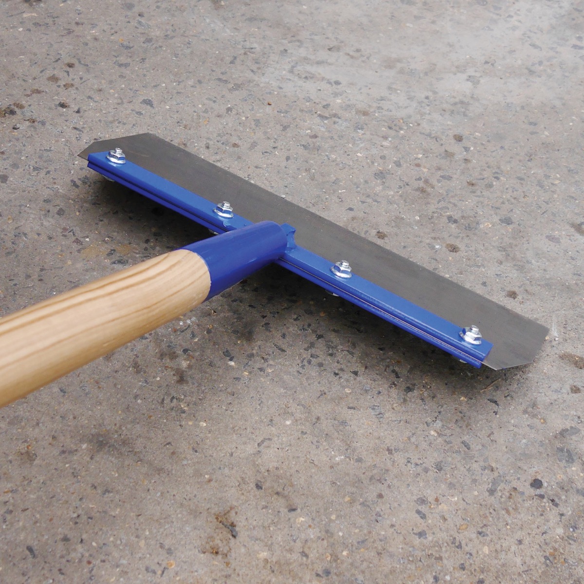 Floor Scraper 350mm (14") this heavy duty scraper can be used on construction sites and working environments for scrapping to loosen stubborn material. 