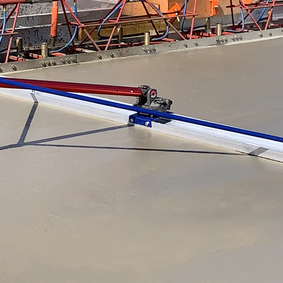 The Gen3 MagVibe immediately turns concrete floats into vibrating floats. This concrete vibration gear utilises high frequency vibration at the float which can be controlled via remote control. It has three speeds for optimal vibration control.