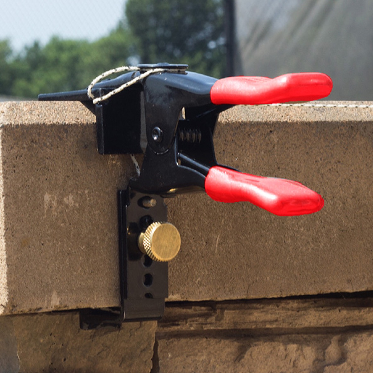 The JAGClamp XL is a multi-purpose line fixing adjustable clamp (sold as a pair) used by Bricklayers. The JAGClamp XL is the upgraded adjustable line stretcher clamp which can be adjusted allowing you the versatility to attach your guide line to brick, bl