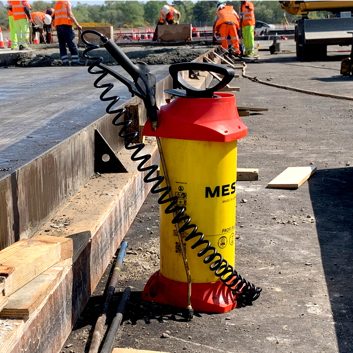 PROFI PLUS 10 COMPRESSION SPRAYER
10 L, spiral hose, funnel cover, FPM seals, flat jet nozzle. Available from Speedcrete, United Kingdom.
