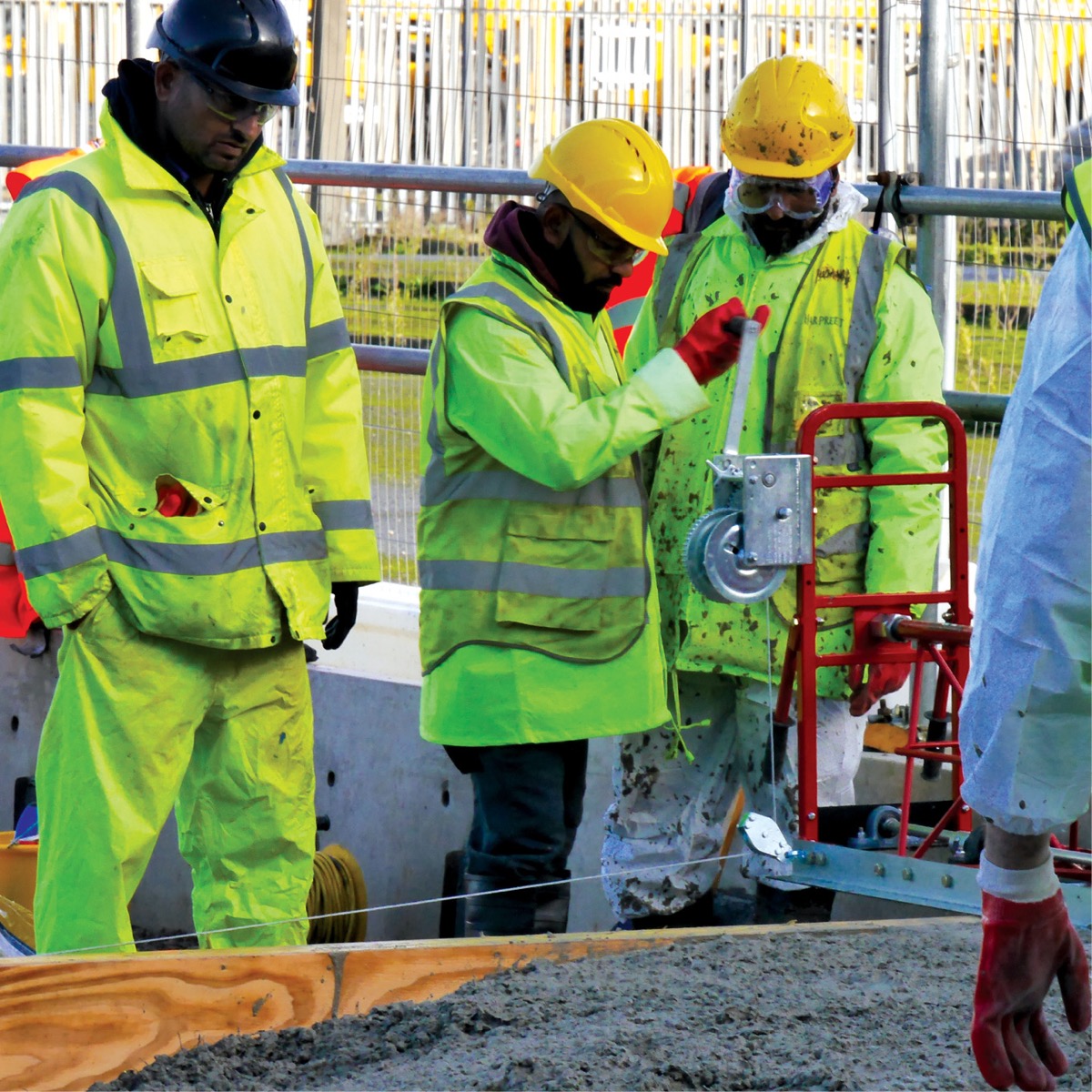 This air-driven truss screed has been used on countless projects around the globe for over four decades. The SA12 is ideal for indoor areas and tunnels where combustible engines are not allowed and for paving applications to achieve better consolidation.
