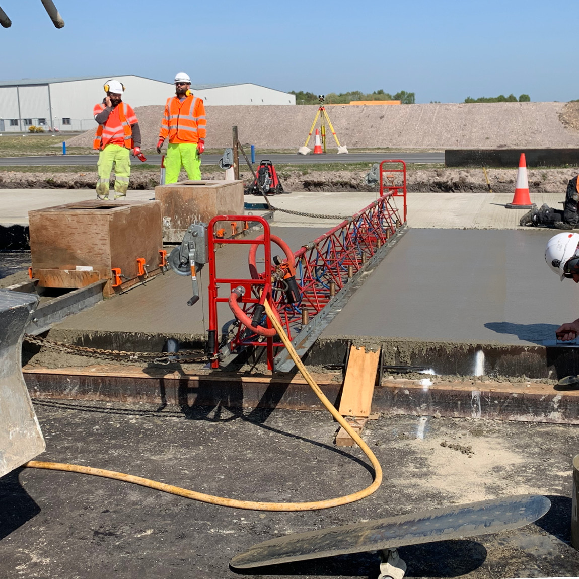 The Razorback Truss Screed is driven by compressed air and pulled along the slab via a winch. Levelling concrete along a form in this manner produces concrete bays of a high quality especially for PQ Jobs.