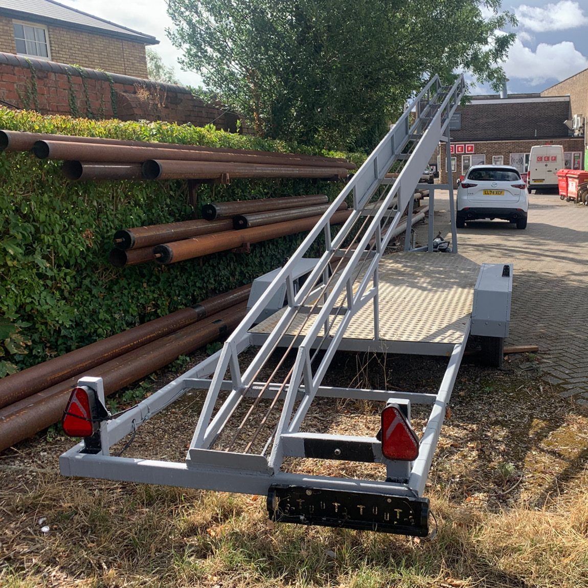 This Scud Twin Trailer is perfect for concrete professionals who own a Bunyan Roller Striker or anyone carrying materials with long lengths. With room to fit your tubes and an ample flat decking area for strapping the Bunyan Striker plus other tools. This
