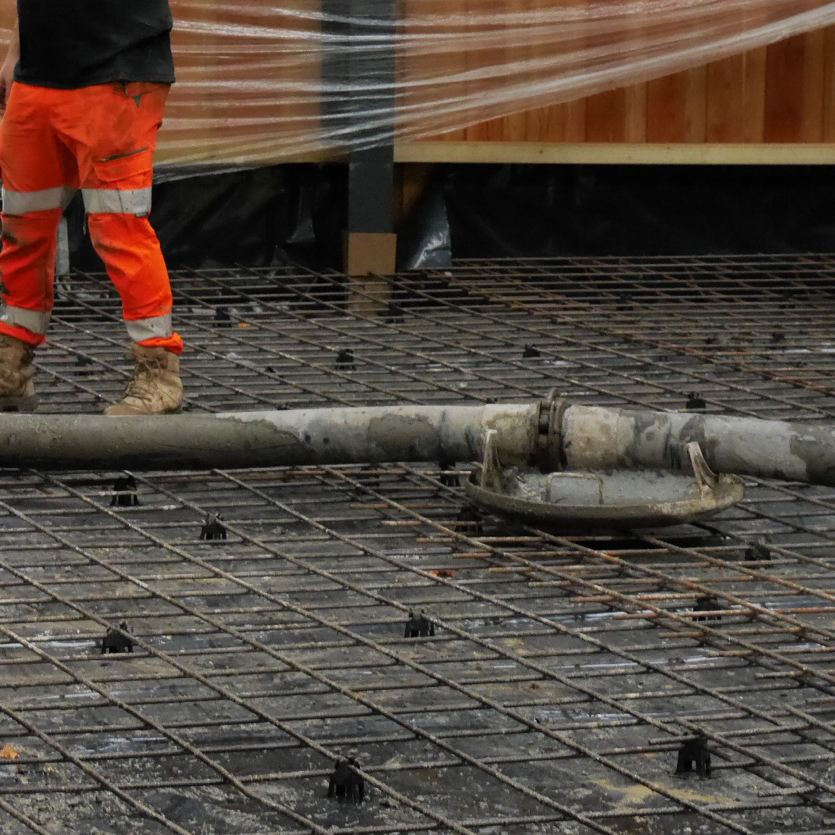 Concrete pump hose discs are used to ensure that concrete pours can be effectively managed on challenging surfaces. Speedcrete, United Kingdom Suppliers to the construction industry and concrete finishing innovators.
