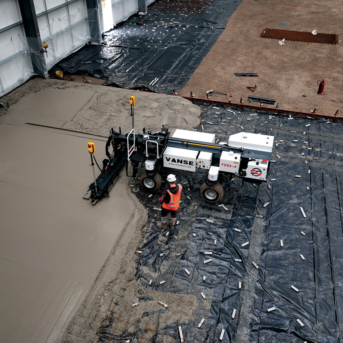 The Laser Screed with extendable boom by Vanse. This model can be controlled remotely and has a 5.5m (18ft) reach. Levelling concrete has never been easier. Visit the United Kingdom dealer Speedcrete for more information.