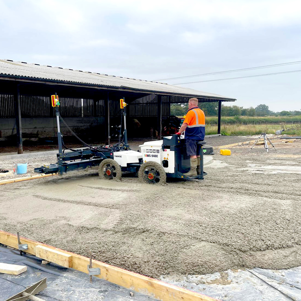 WS-940C Vance laser Controlled Screeder. This ride-on concrete screener will give you level concrete at a high accuracy. Placing and vibrating the concrete ready for finishing. Available from Speedcrete, United Kingdom.
