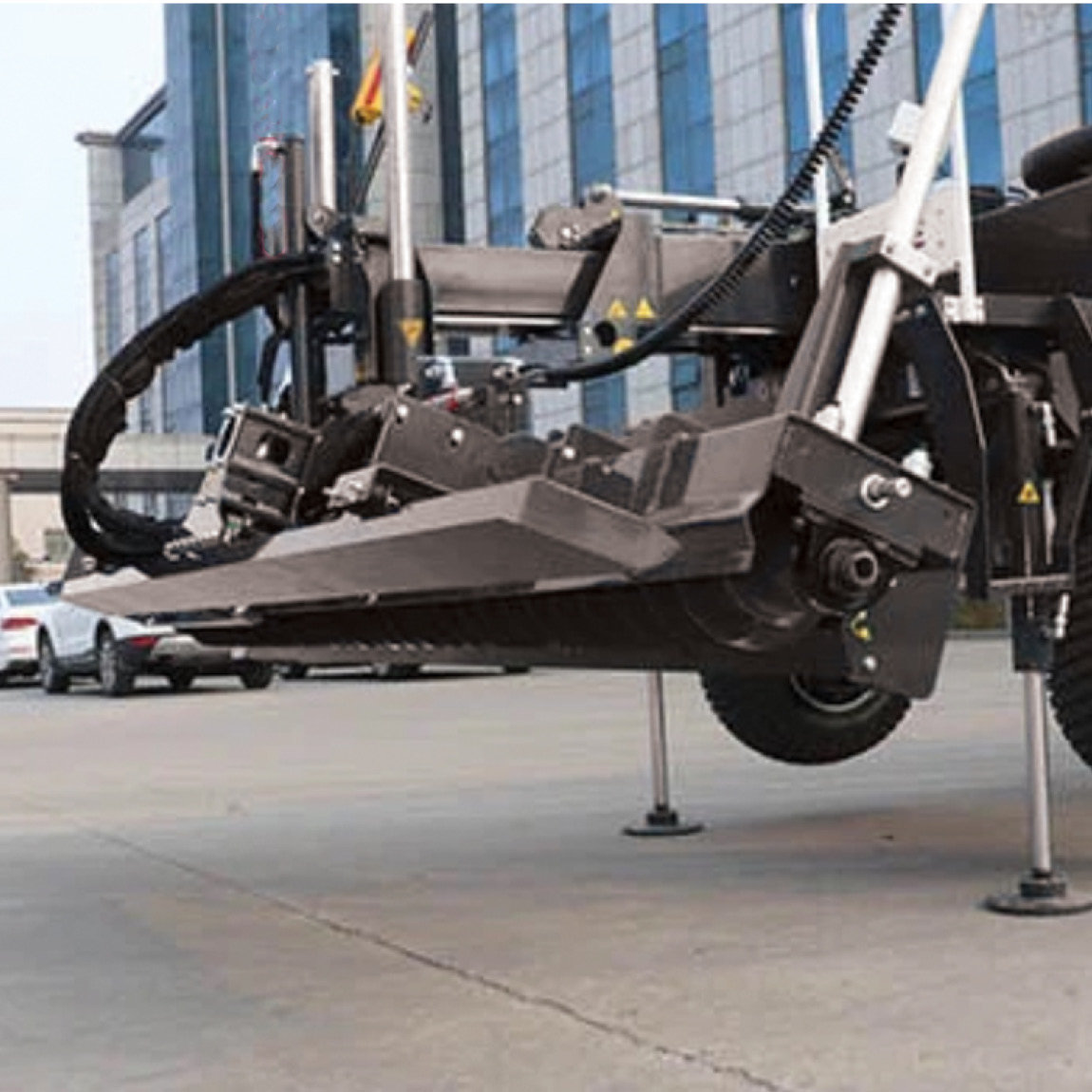 The telescopic boom of the YZS2-4 is a key feature with a reach of 5.5meters (18ft). With an advanced remote control system for hand-held application. This vibratory laser controlled boom screed.