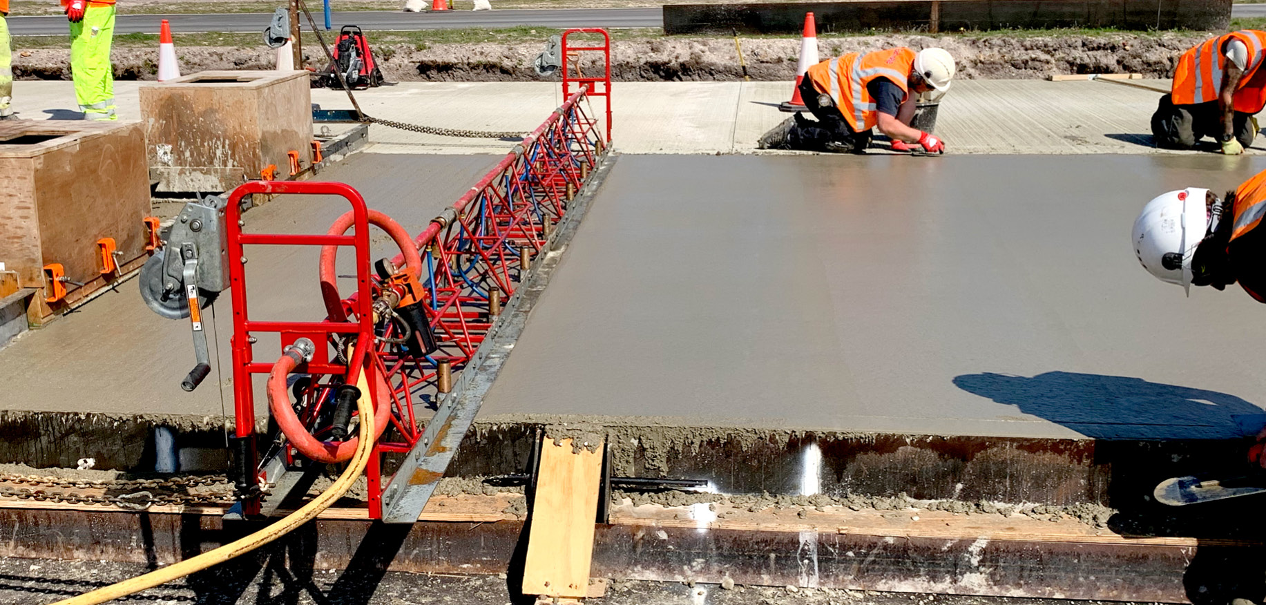 The Razorback SA12 concrete screed is powered by compressed air. This levels and vibrates concrete along the form. Available from Speedcrete, United Kingdom.